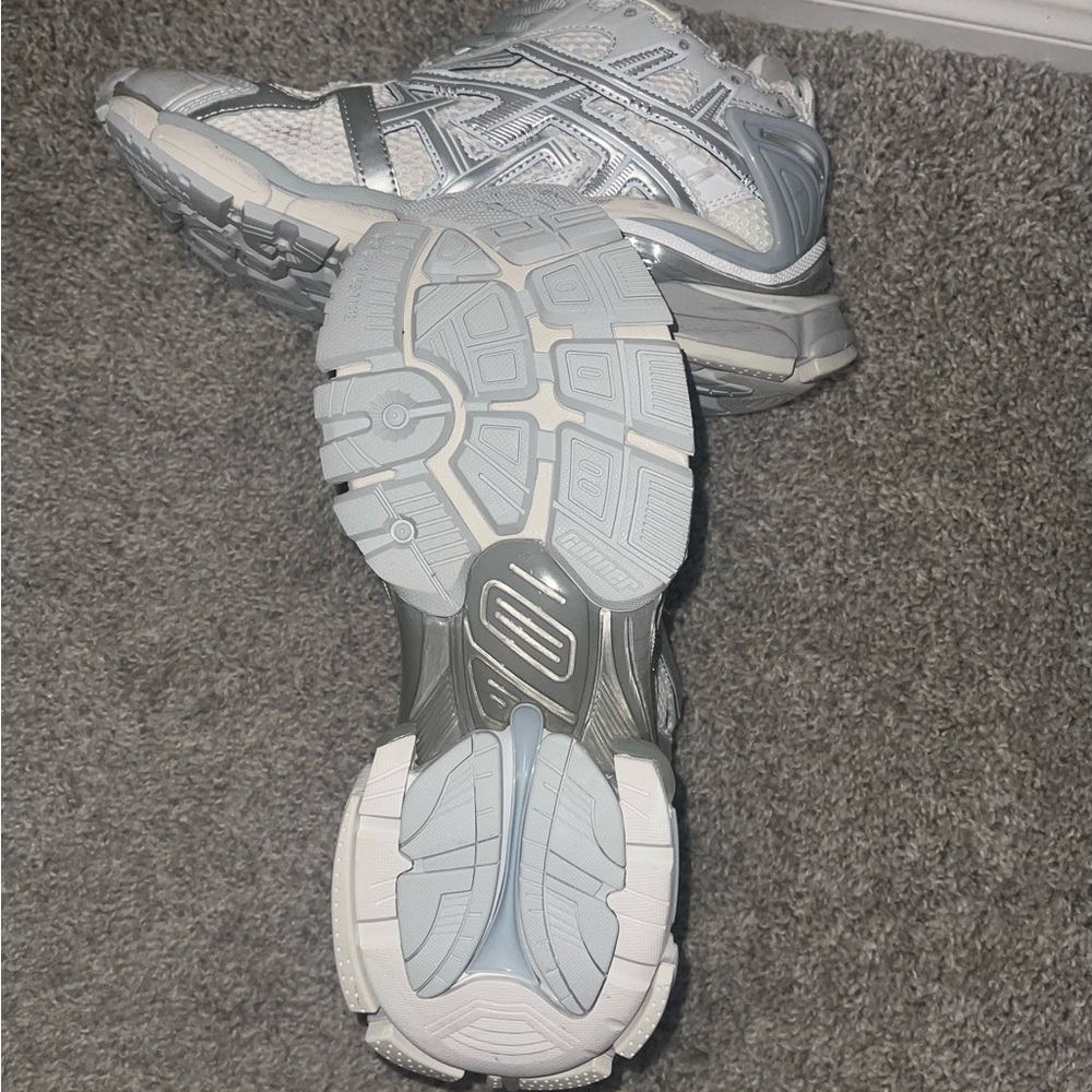 Bal. Silver & white Runners sneakers 🩶 - Picture 5 of 5